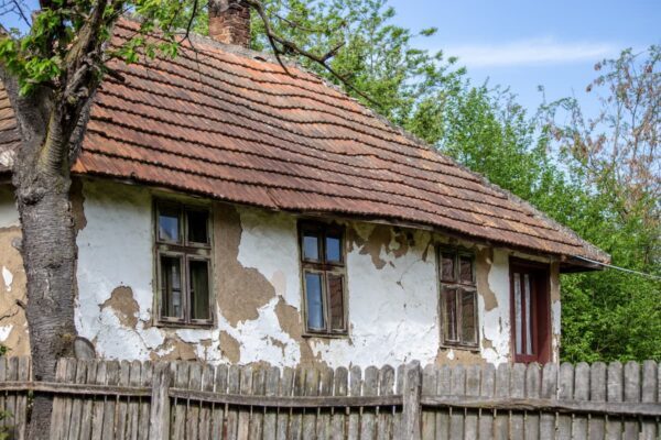 we buy houses with bad foundations